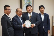 パリオリンピック　ウエイトリフティング男子日本代表　村上英士朗選手　県庁表敬