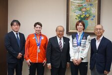 第20回アジア競技大会ハンドボール・バレーボール女子メダリストが知事へ大会報告